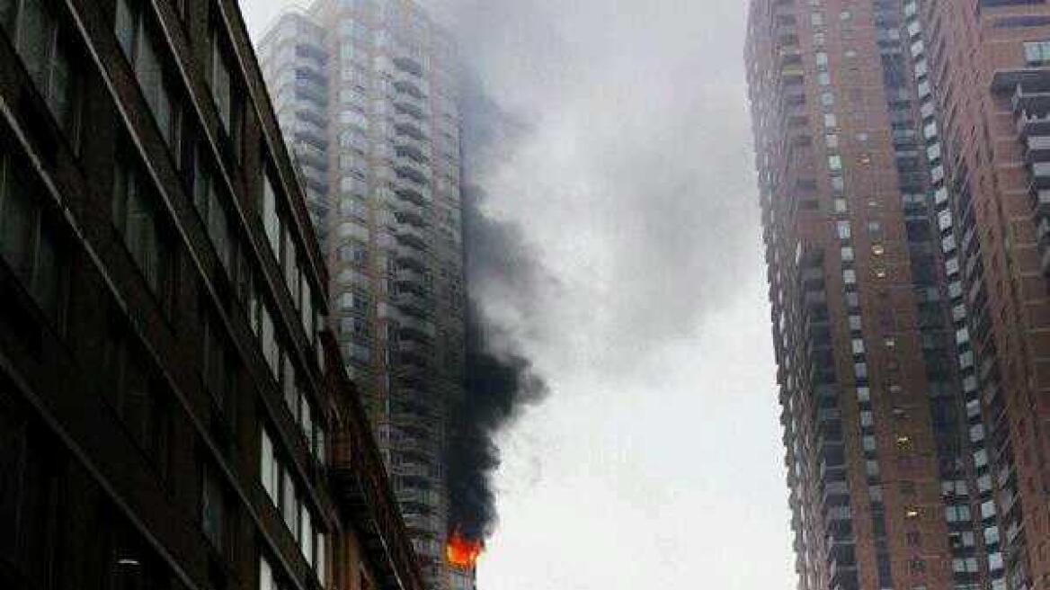 Νέα Υόρκη: Τέθηκε υπό έλεγχο μεγάλη φωτιά σε ουρανοξύστη